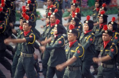 Malezya Ulusal Günü 'nde Hari Merdeka, 31 Ağustos, Malezya' nın Kuala Lumpur şehrinde düzenlenen askeri geçit töreni. Malezya, Kuala Lumpur, Ağustos 1997