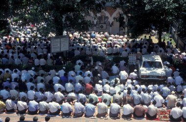 Malezya 'nın Kuala Lumpur kentindeki Mescid Jamek Camii' nde insanlar namaz kılıyor. Malezya, Kuala Lumpur, Ağustos 1997