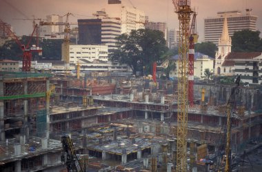 Malezya 'nın Kuala Lumpur şehrinde büyük bir inşaat kenti. Malezya, Kuala Lumpur, Ağustos 1997