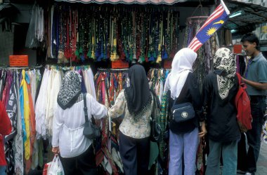 Malezya 'nın Kuala Lumpur şehrindeki Eski Kent ve Çin Kasabası' ndaki Marketstreet 'teki tekstil dükkanları. Malezya, Kuala Lumpur, Ocak 2003