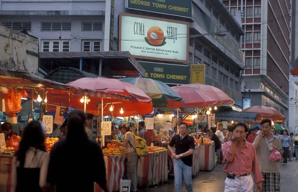 Malezya 'nın Kuala Lumpur kentindeki Eski Şehir ve Çin Kasabası' ndaki Petaling Caddesi 'ndeki meyve ve gıda pazarı. Malezya, Kuala Lumpur, Ocak 2003