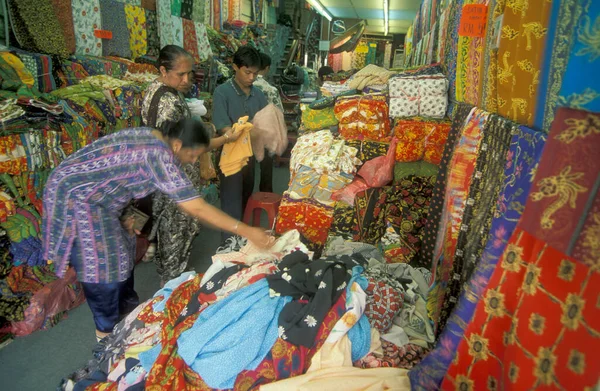Ένα Batik Textile Ζωγραφική Και Παραγωγή Ένα Εργοστάσιο Στην Πόλη — Φωτογραφία Αρχείου