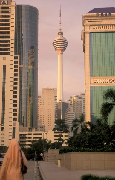 マレーシアのクアラルンプール市内にあるKlタワーとコミュニケーションタワー マレーシア クアラルンプール 2003年1月 — ストック写真
