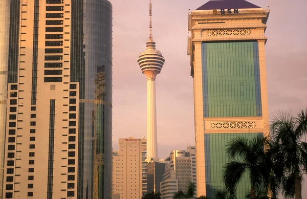 マレーシアのクアラルンプール市内にあるKlタワーとコミュニケーションタワー マレーシア クアラルンプール 2003年1月 — ストック写真