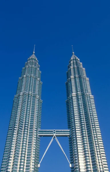Malezya 'nın Kuala Lumpur kentindeki Petronas İkiz Kuleleri' nin mimarisi. Malezya, Kuala Lumpur, Ocak 2003