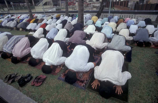 Pessoas Rezam Mesquita Masjid Jamek Cidade Kuala Lumpur Malásia Malásia — Fotografia de Stock