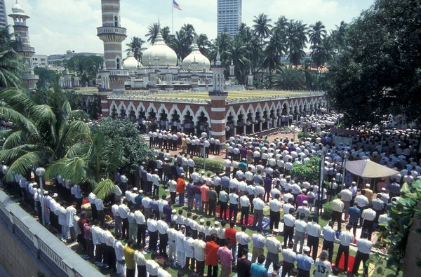 Pessoas Rezam Mesquita Masjid Jamek Cidade Kuala Lumpur Malásia Malásia — Fotografia de Stock