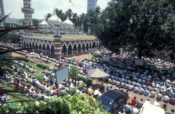 人々はマレーシアのクアラルンプール市内のマスジド ジャメクのモスクで祈ります マレーシア クアラルンプール 1997年8月 — ストック写真