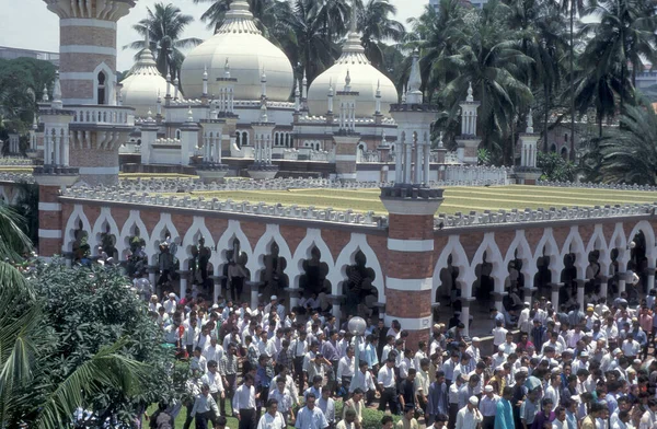 人々はマレーシアのクアラルンプール市内のマスジド ジャメクのモスクで祈ります マレーシア クアラルンプール 1997年8月 — ストック写真