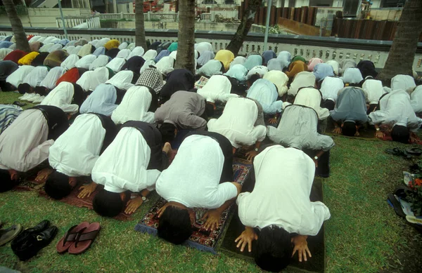 Pessoas Rezam Mesquita Masjid Jamek Cidade Kuala Lumpur Malásia Malásia — Fotografia de Stock