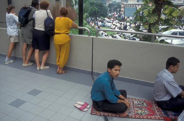 Malezya Nın Kuala Lumpur Kentindeki Mescid Jamek Camii Nde Insanlar — Stok fotoğraf