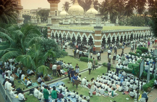 Gente Reza Mezquita Masjid Jamek Ciudad Kuala Lumpur Malasia Malasia —  Fotos de Stock