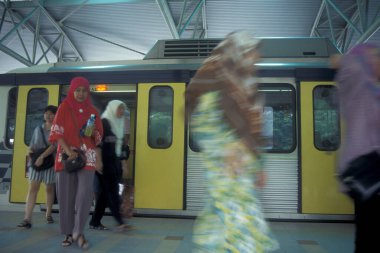 Malezya 'nın Kuala Lumpur kentindeki bir metro istasyonunda insanlar. Malezya, Kuala Lumpur, Ağustos 1997