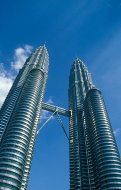 Malezya 'nın Kuala Lumpur kentindeki Petronas İkiz Kuleleri' nin mimarisi. Malezya, Kuala Lumpur, Ocak 2003