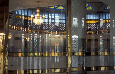 Malezya 'nın Kuala Lumpur kentindeki Mescid Negara Camii. Malezya, Kuala Lumpur, Ağustos 1997
