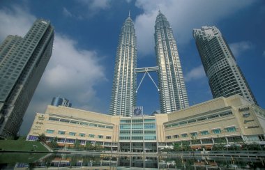 Malezya 'nın Kuala Lumpur kentindeki Petronas İkiz Kuleleri' nin mimarisi. Malezya, Kuala Lumpur, Ocak 2003
