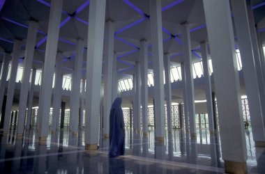 Malezya 'nın Kuala Lumpur kentindeki Mescid Negara Camii. Malezya, Kuala Lumpur, Ağustos 1997