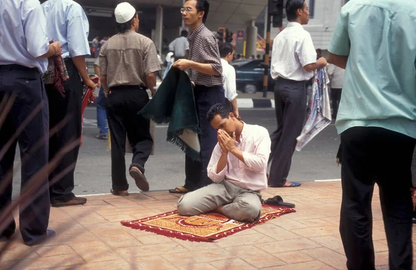 사람들은 말레이시아의 콸라룸푸르에 마지드자 사원에서 기도를 Malaysia Kuala Lumpur August — 스톡 사진