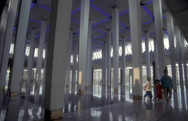 Malezya 'nın Kuala Lumpur kentindeki Mescid Negara Camii. Malezya, Kuala Lumpur, Ağustos 1997