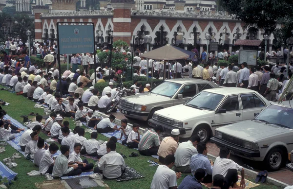 Люди Молятся Мечети Масджид Джамек Городе Куала Лумпур Малайзии Малайзия — стоковое фото