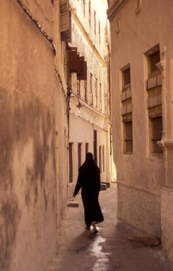 Tanzanya 'nın Zanzibar Adası' ndaki Taş Kasabası 'ndaki insanlar. Tanzanya, Zanzibar, Taş Şehir, Ekim 2004
