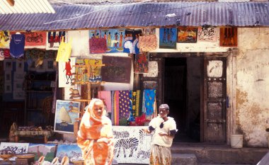 Tanzanya 'nın Zanzibar Adası' ndaki Taş Kasabası 'nda bir ara sokakta alışveriş yapıyor. Tanzanya, Zanzibar, Taş Şehir, Ekim 2004