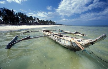 Tanzanya 'nın Zanzibar Adası' ndaki Bwejuu Köyü 'nün doğu kıyısındaki peyzajlı sahilde bir orman teknesi ve balıkçı teknesi. Tanzanya, Zanzibar, Bwejuu, Ekim 2004