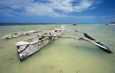 Tanzanya 'nın Zanzibar Adası' ndaki Bwejuu Köyü 'nün doğu kıyısındaki peyzajlı sahilde bir orman teknesi ve balıkçı teknesi. Tanzanya, Zanzibar, Bwejuu, Ekim 2004