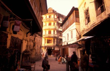 Tanzanya 'nın Zanzibar Adası' ndaki Taş Kasabası 'ndaki insanlar. Tanzanya, Zanzibar, Taş Şehir, Ekim 2004