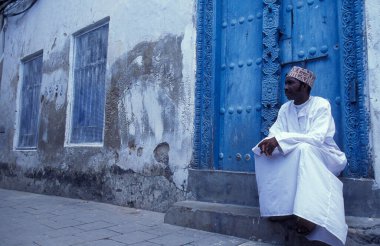 Tanzanya 'nın Zanzibar Adası' ndaki Taş Kasabası 'ndaki insanlar. Tanzanya, Zanzibar, Taş Şehir, Ekim 2004