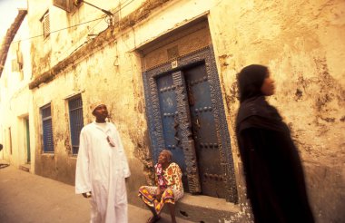 Tanzanya 'nın Zanzibar Adası' ndaki Taş Kasabası 'ndaki insanlar. Tanzanya, Zanzibar, Taş Şehir, Ekim 2004