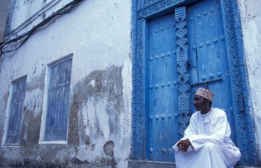 Tanzanya 'nın Zanzibar Adası' ndaki Taş Kasabası 'ndaki insanlar. Tanzanya, Zanzibar, Taş Şehir, Ekim 2004