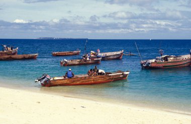Tanzanya 'nın Zanzibar Adası' ndaki Bwejuu Köyü 'nün doğu kıyısındaki sahilde balıkçılar. Tanzanya, Zanzibar, Bwejuu, Ekim 2004