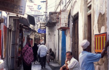 Tanzanya 'nın Zanzibar Adası' ndaki Taş Kasabası 'nda bir ara sokakta alışveriş yapıyor. Tanzanya, Zanzibar, Taş Şehir, Ekim 2004