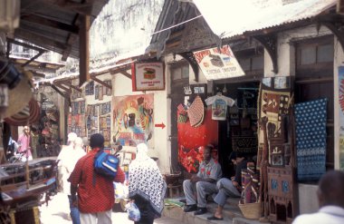 Tanzanya 'nın Zanzibar Adası' ndaki Taş Kasabası 'nda bir ara sokakta alışveriş yapıyor. Tanzanya, Zanzibar, Taş Şehir, Ekim 2004