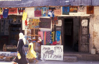 Tanzanya 'nın Zanzibar Adası' ndaki Taş Kasabası 'nda bir ara sokakta alışveriş yapıyor. Tanzanya, Zanzibar, Taş Şehir, Ekim 2004
