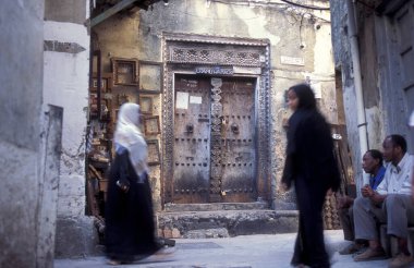 Tanzanya 'nın Zanzibar Adası' ndaki Taş Kasabası 'ndaki insanlar. Tanzanya, Zanzibar, Taş Şehir, Ekim 2004
