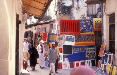 Tanzanya 'nın Zanzibar Adası' ndaki Taş Kasabası 'nda bir ara sokakta alışveriş yapıyor. Tanzanya, Zanzibar, Taş Şehir, Ekim 2004