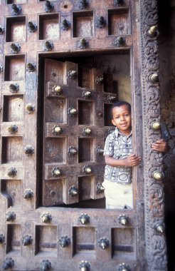 Tanzanya 'nın Zanzibar Adası' ndaki Taş Kasabası 'nın geleneksel ahşap kapısı. Tanzanya, Zanzibar, Taş Şehir, Ekim 2004