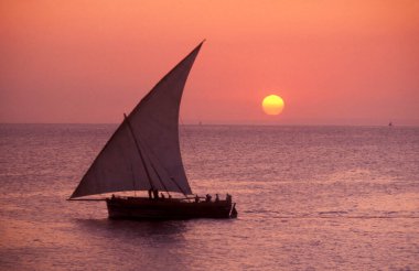 Hint Okyanusu 'nda geleneksel bir Dhoni yelkenlisi. Tanzanya' nın Zanzibar Adası 'ndaki Taş Kasaba' nın önünde. Tanzanya, Zanzibar, Taş Şehir, Ekim 2004