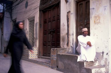 Tanzanya 'nın Zanzibar Adası' ndaki Taş Kasabası 'ndaki insanlar. Tanzanya, Zanzibar, Taş Şehir, Ekim 2004