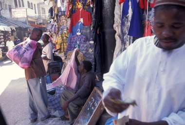 Tanzanya 'nın Zanzibar Adası' ndaki Taş Kasabası 'nda bir ara sokakta alışveriş yapıyor. Tanzanya, Zanzibar, Taş Şehir, Ekim 2004