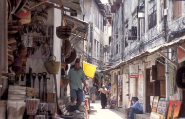 Tanzanya 'nın Zanzibar Adası' ndaki Taş Kasabası 'nda bir ara sokakta alışveriş yapıyor. Tanzanya, Zanzibar, Taş Şehir, Ekim 2004