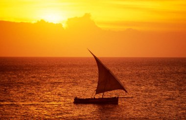 Hint Okyanusu 'nda geleneksel bir Dhoni yelkenlisi. Tanzanya' nın Zanzibar Adası 'ndaki Taş Kasaba' nın önünde. Tanzanya, Zanzibar, Taş Şehir, Ekim 2004