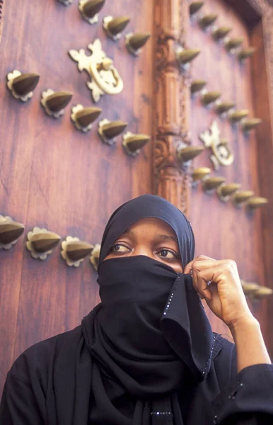 Muçulmano Local Mulheres Uma Porta Madeira Tradicional Cidade Velha Stone — Fotografia de Stock
