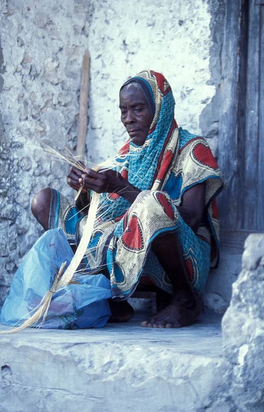 Women Weaving Work Coconut Fiber East Coast Village Bwejuu Island — Stock Photo, Image