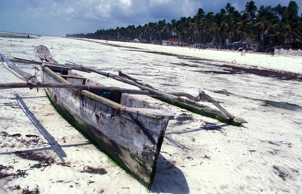 Een Houten Boot Vissersboot Het Strand Met Het Landschap Aan — Stockfoto