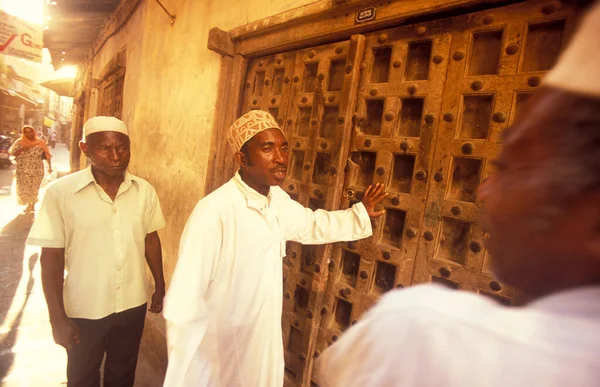 Local Men Traditional Wood Door Old Town Stone Town Island — Stock Photo, Image