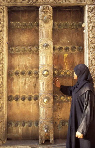 Local Muslim Women Traditional Wood Door Old Town Stone Town — Stock Photo, Image