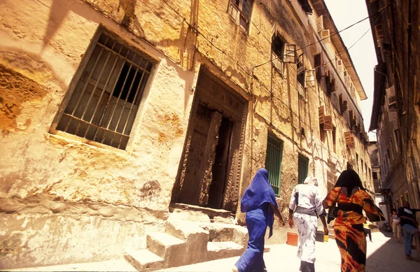 Tanzanya 'nın Zanzibar Adası' ndaki Taş Kasabası 'ndaki insanlar. Tanzanya, Zanzibar, Taş Şehir, Ekim 2004